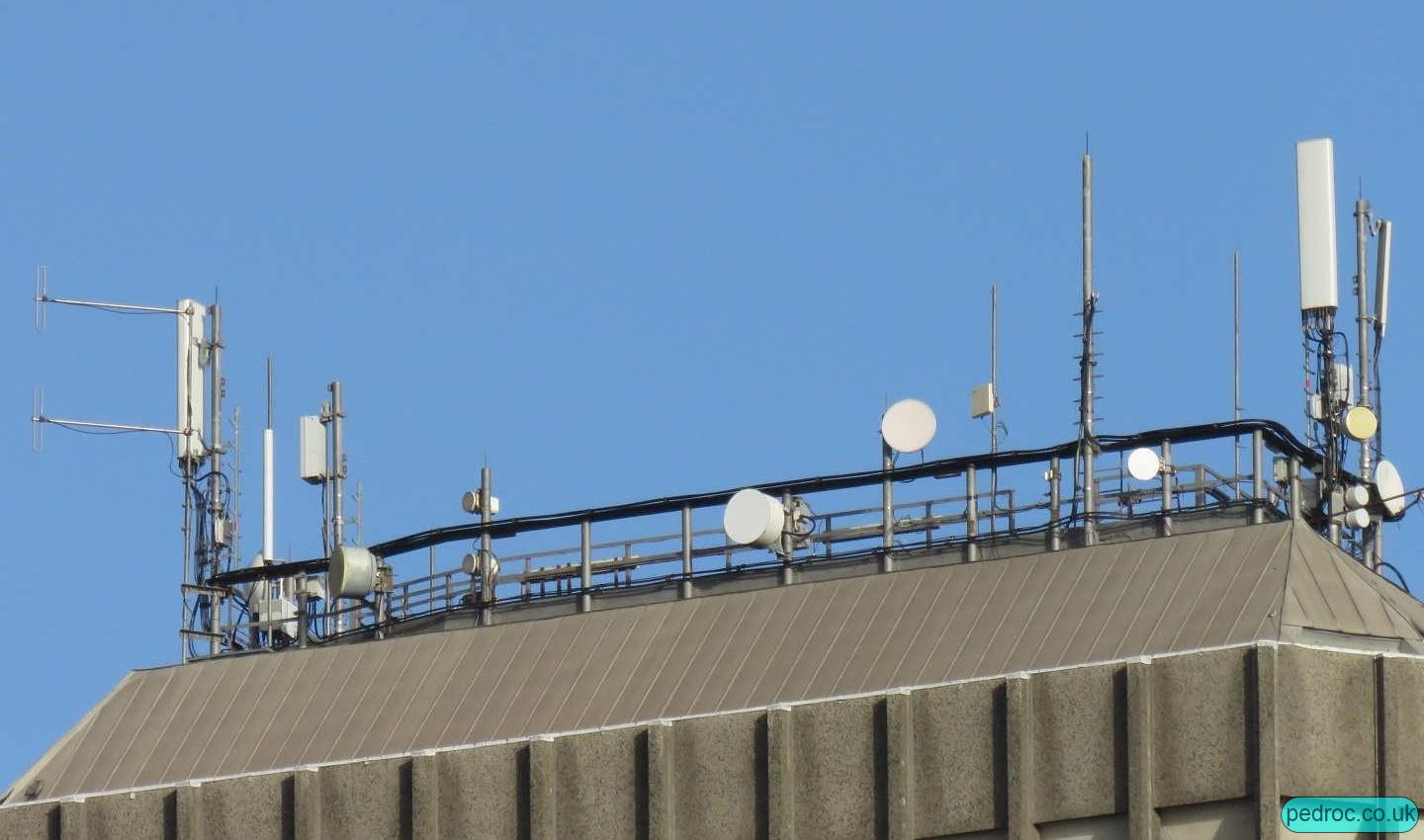 O2 Host antennas: Usual array of Huawei AQU and ATD as seen on Beacon 2 sites.