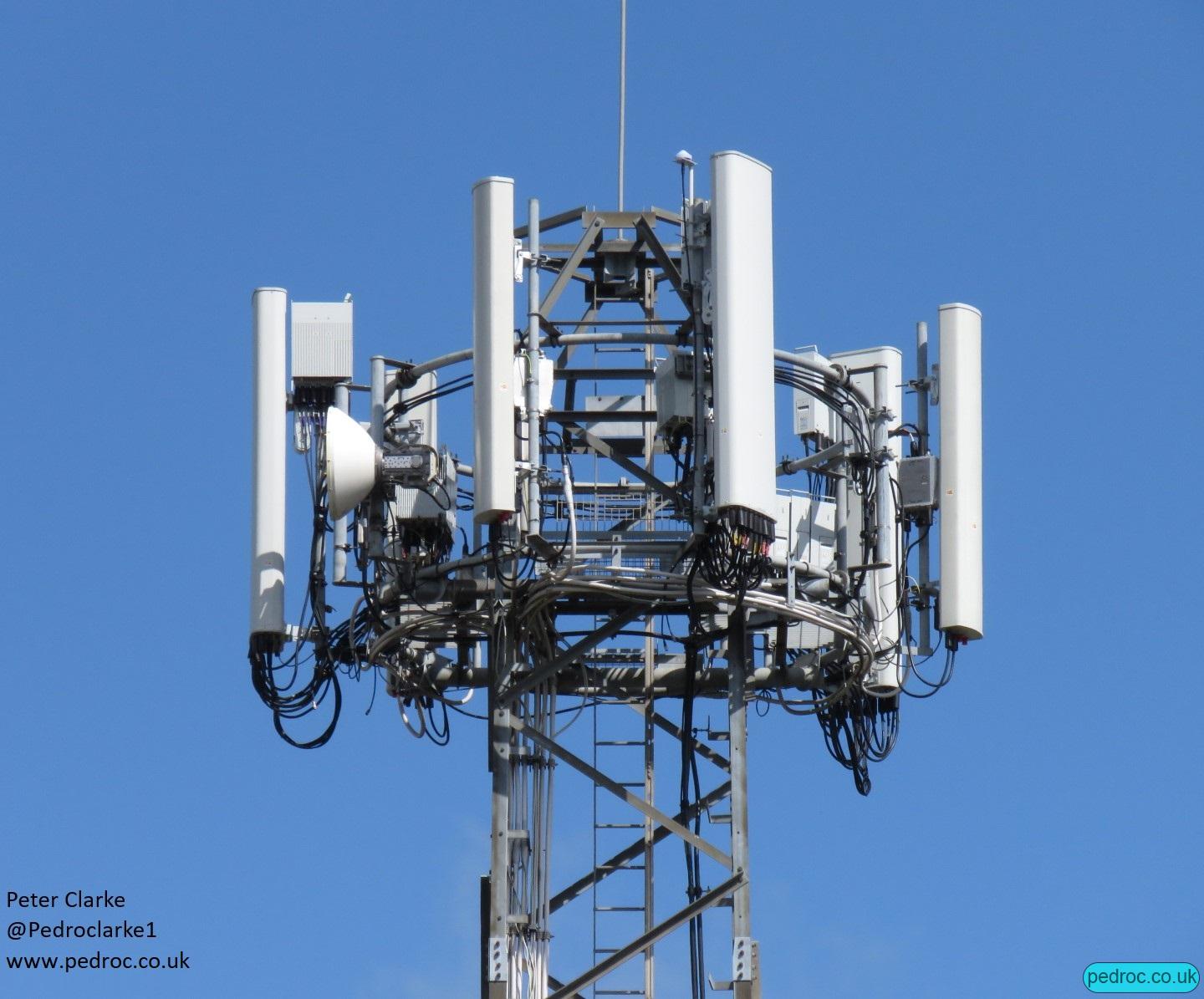 EE 5G Mast in the Marfleet area of Hull using Huawei RRU 5258 for 8T8R N78 and Huawei AOC4518r8v06 antennas.