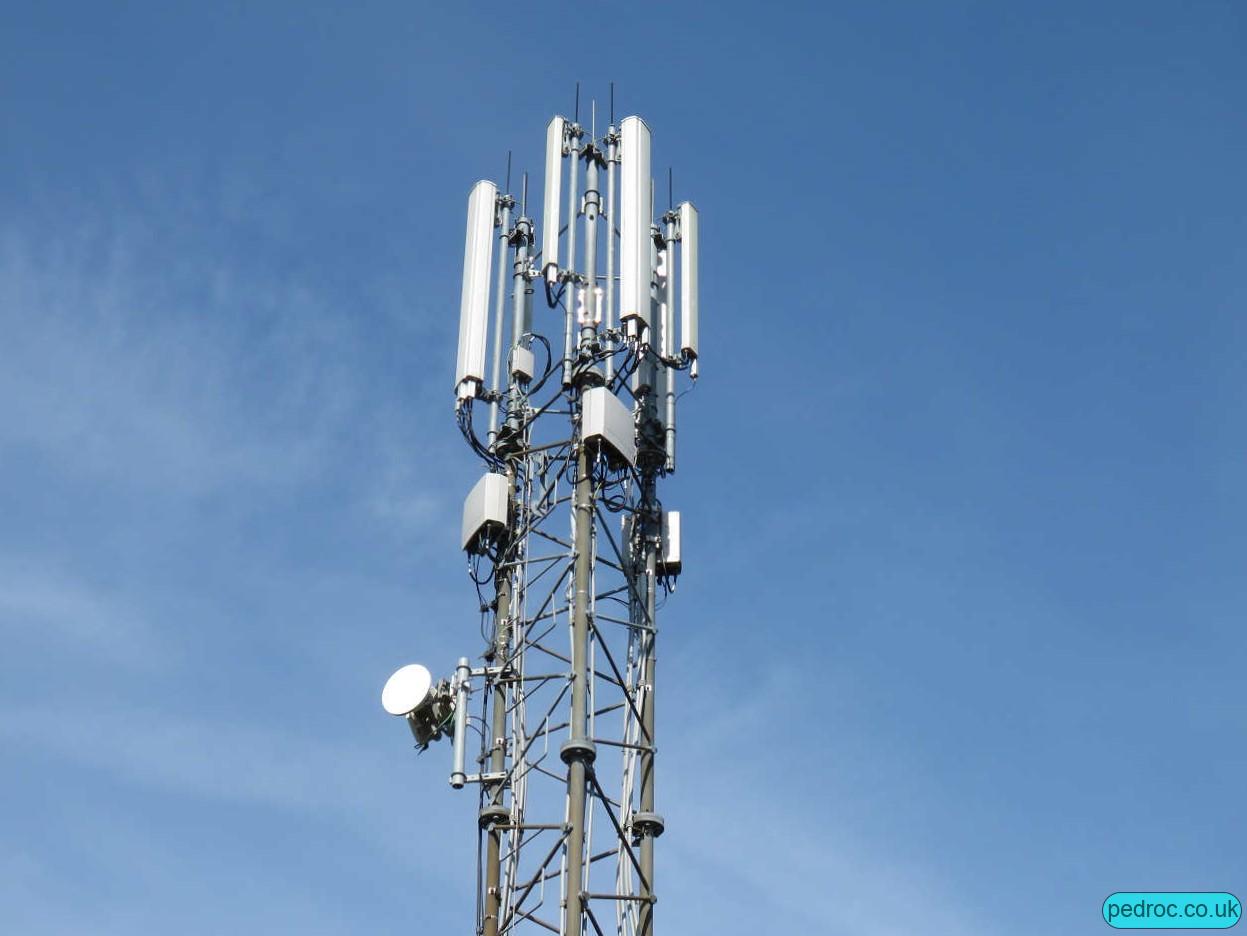 Vodafone/O2 Mast on Sculcoates, Hull with Kathrein 80010698 (GU09+L08) and 80010504V01 (L21) Antennas