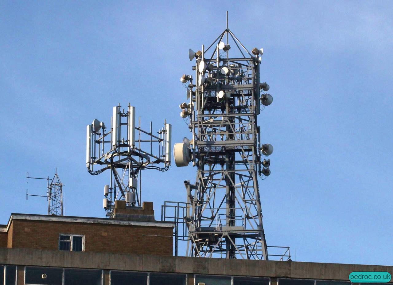 Vodafone/O2 Mast on KCOM Telephone House with Kathrein 80010665V01 (G09+L18) and 80010698 (21, L08, U09) Antennas