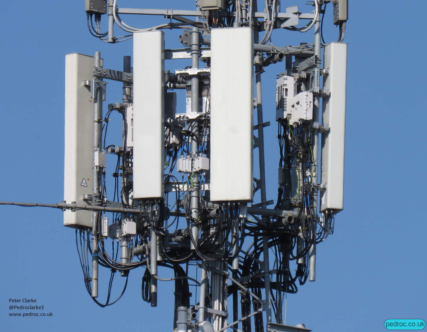 Closeup of the O2 host arrray with the Nokia RRUs visible.