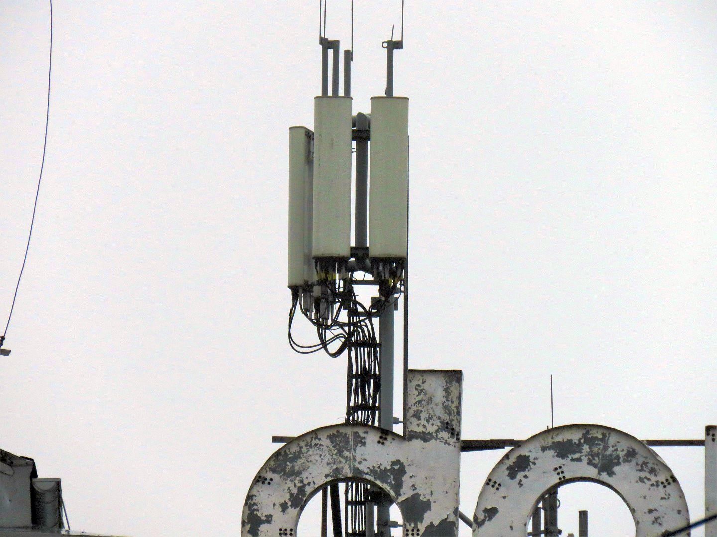 Gwarna 13 mast Orange and T-Mobile Huawei Antennas