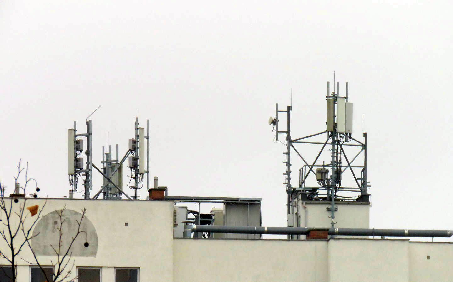 Multi-Operator Rooftop site with T-Mobile, Orange and Plus.