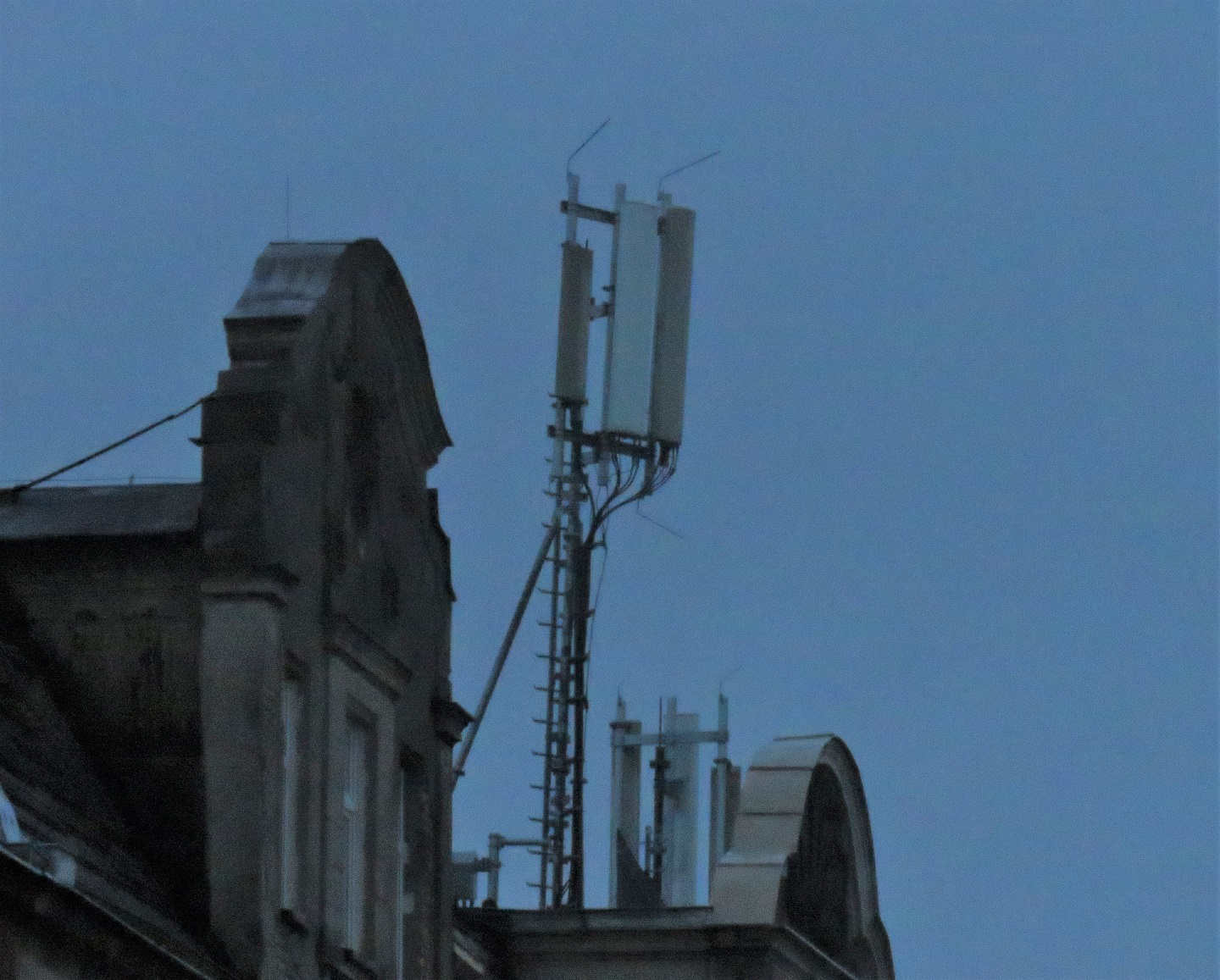 Orange and T-Mobile site with Huawei RRUs and various antennas.