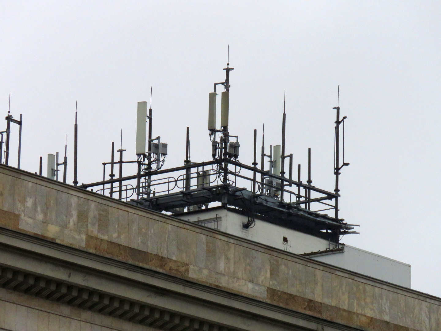 Orange and T-Mobile 4CA site with Huawei, Powerwave, Kathrein antennas and Huawei RRUs.