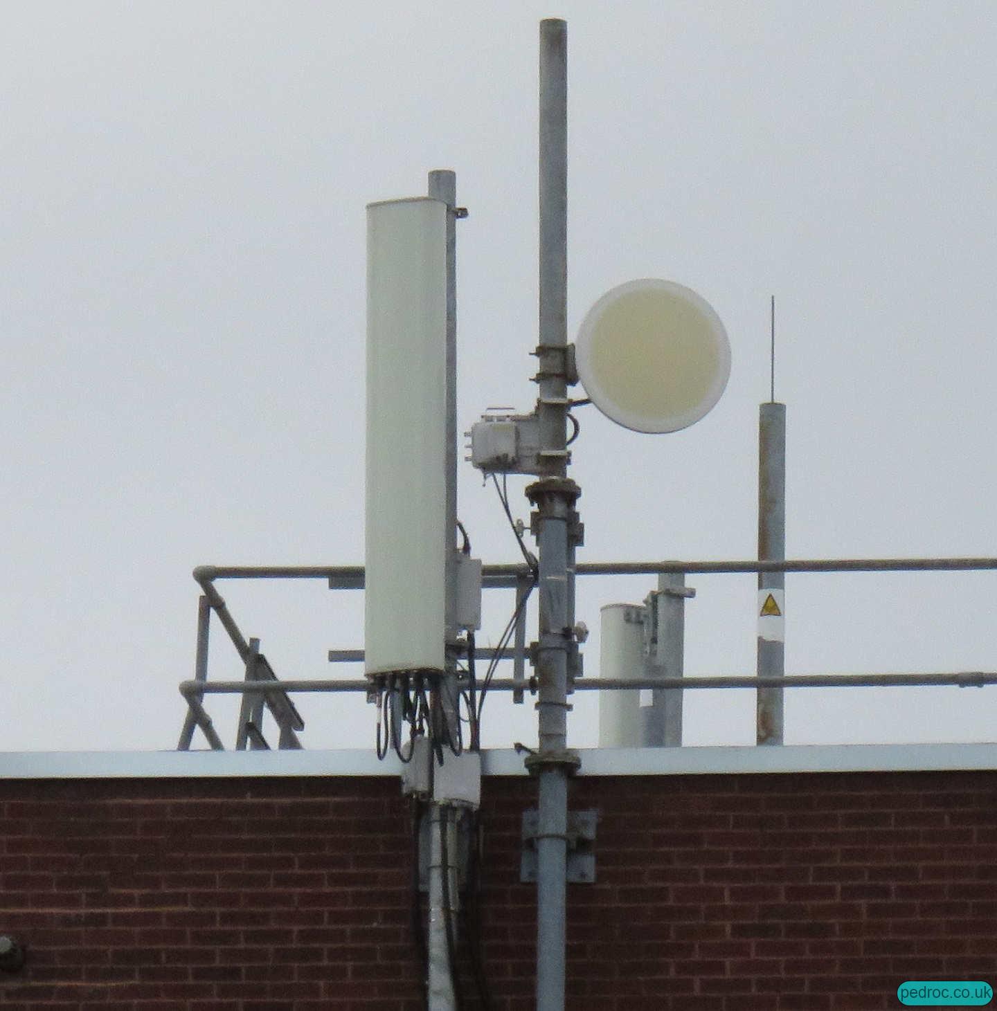 EE, 3 quad band antenna closeup