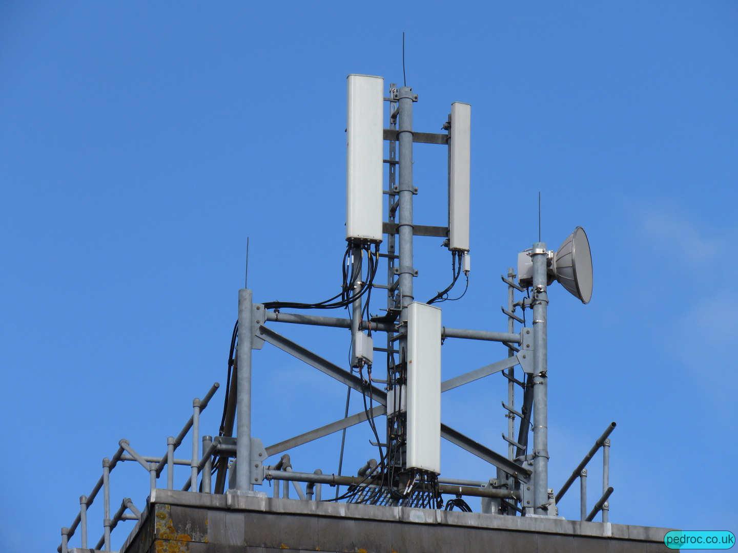 EE, 3 closeup of rooftop mast near the centre of Southampton.