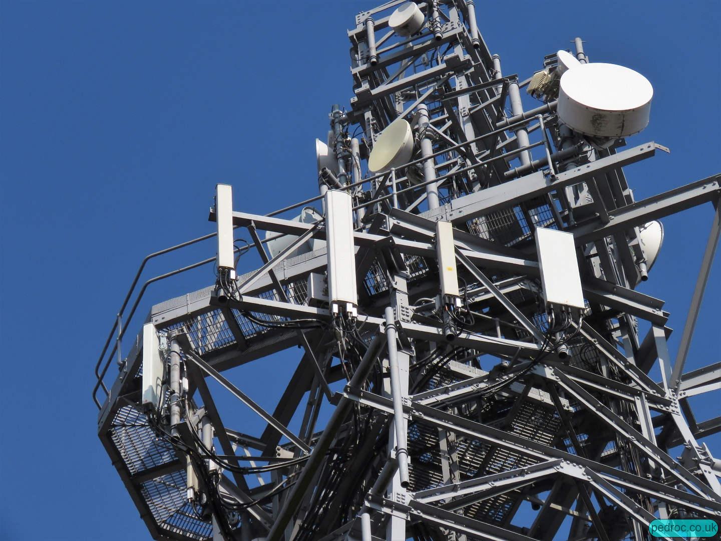 Closeup of the mobile network equipment. Left to right: single band Kathrein for O2/VF U21, tri band Kathrein 80010698 for VF/O2 UG09, L08 and O2's L18, single band Kathrein for MBNL U21, 3 L18 and finally a tri band Huawei for EE L26 and GL18. 